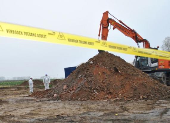 werfkraan met een berg grond en stenen