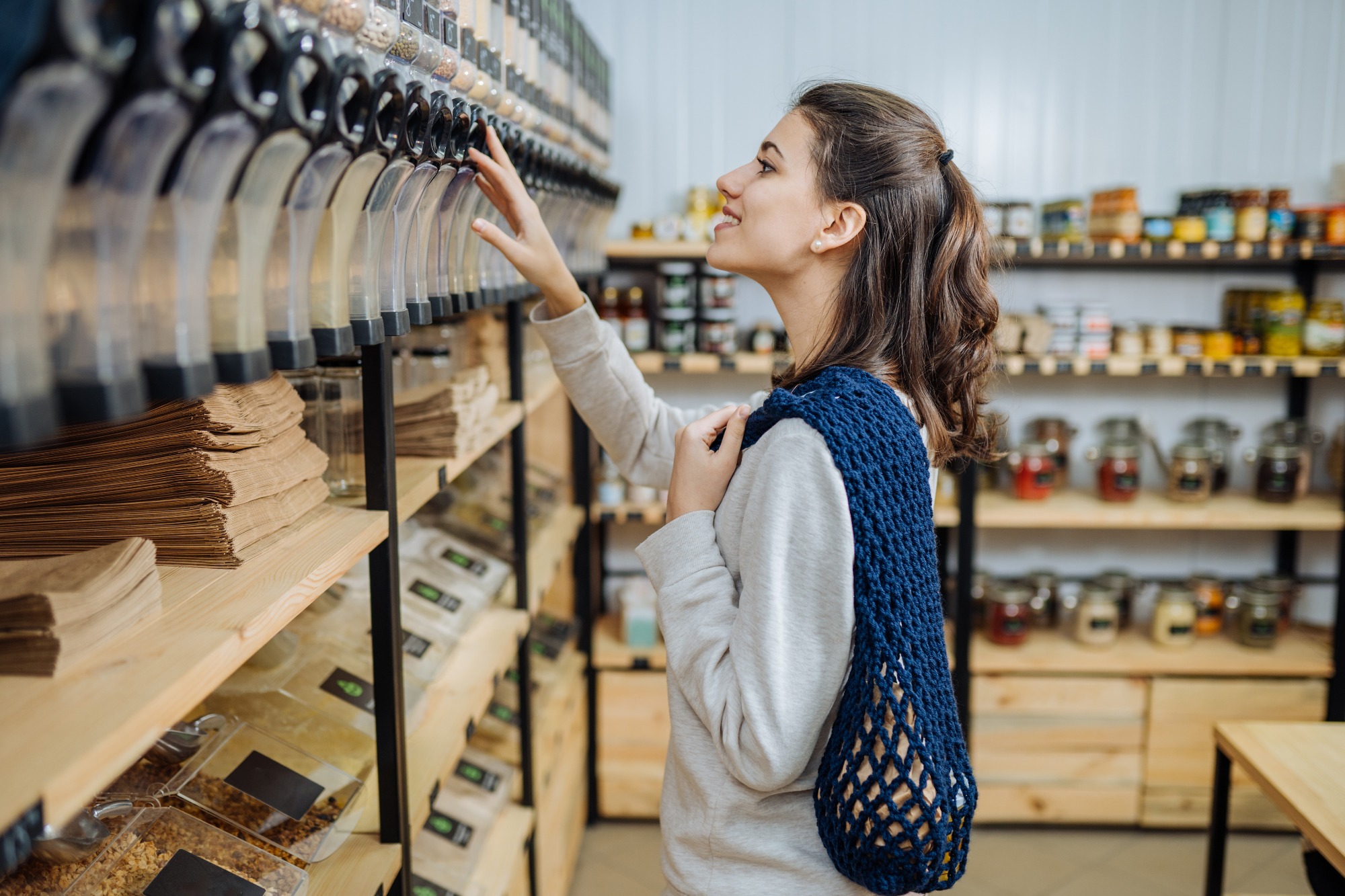 Vrouw aan hervulstation in verpakkingsvrije winkel