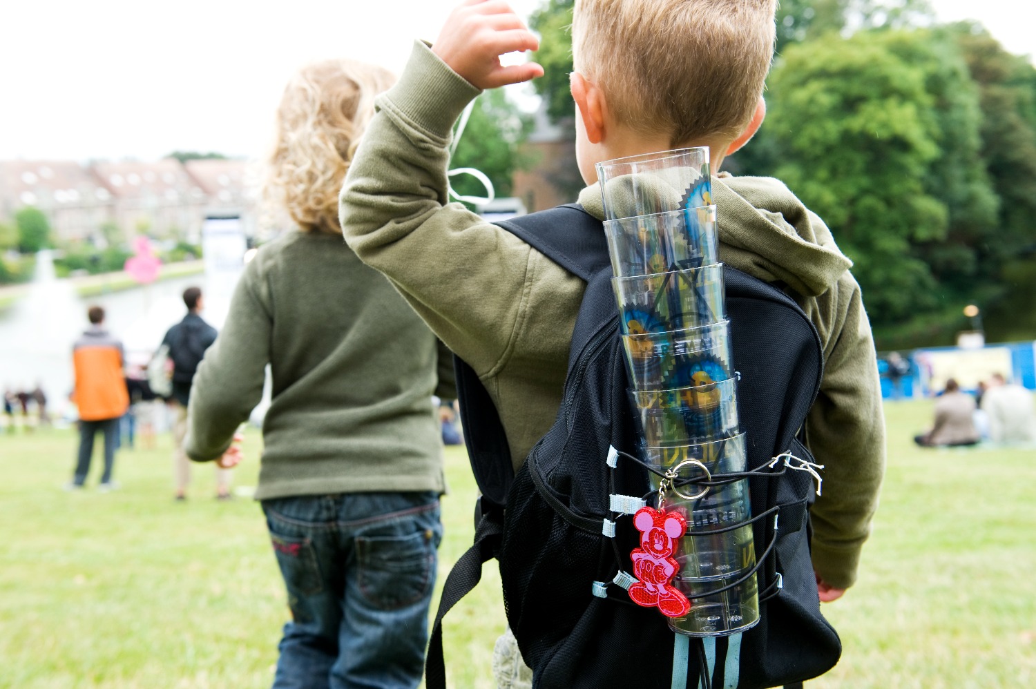 afbeelding kind met herbuikbare bekers