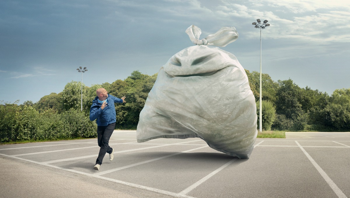 Campagnebeeld Week van de Handhaving - reuzevuilzak achtervolgt sluikstorter