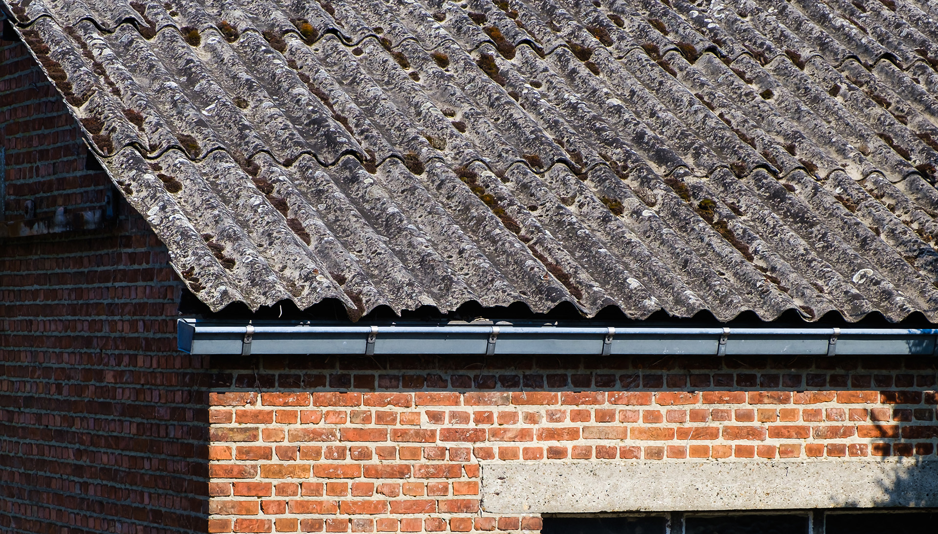 Sinds 27 april 2019 is het verboden om zonnepanelen, een overzetdak of andere constructies (zoals reclamepanelen) te plaatsen op asbestcementen dak- of gevelbekleding. Ook in het geval van een asbesthoudend onderdak is dit niet mogelijk.