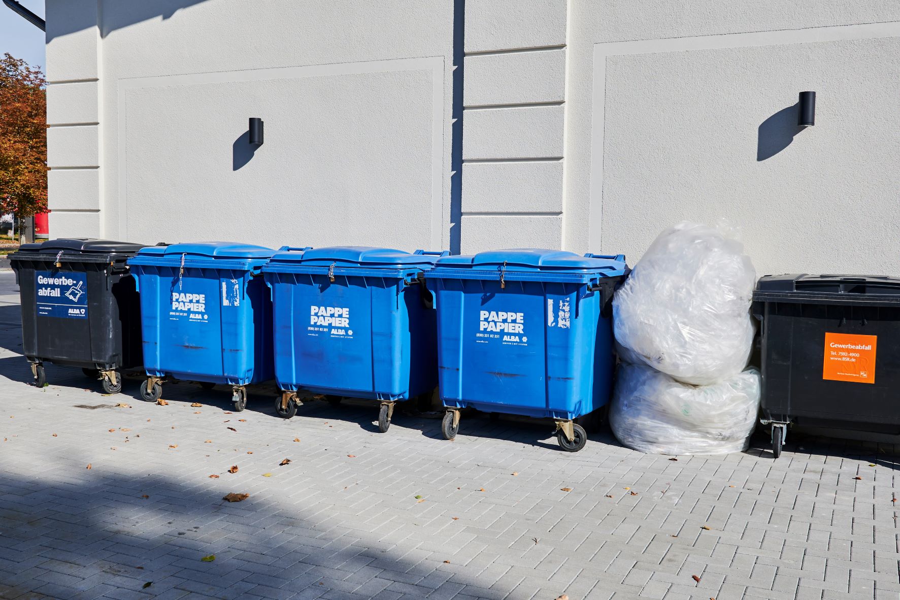 Verschillende afvalcontainers bij een bedrijf