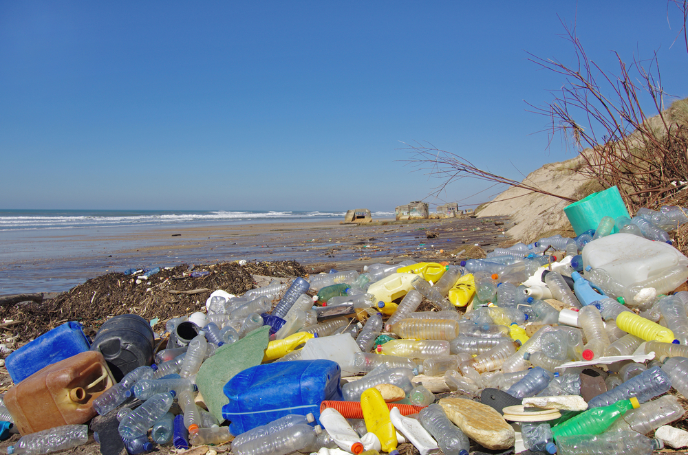 plastic vervuiling op strand