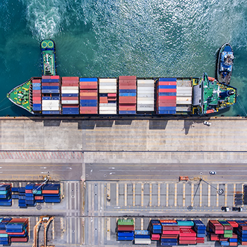 Bovenaanzicht van een containership aangemeerd in een haven