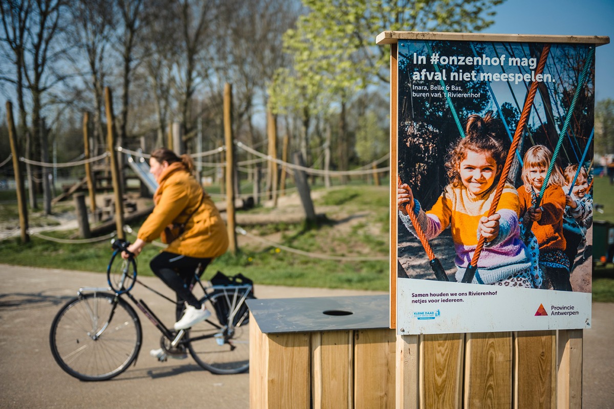 Affiche vuilbakken Rivierenhof - In onzenhof mag afval niet meespelen