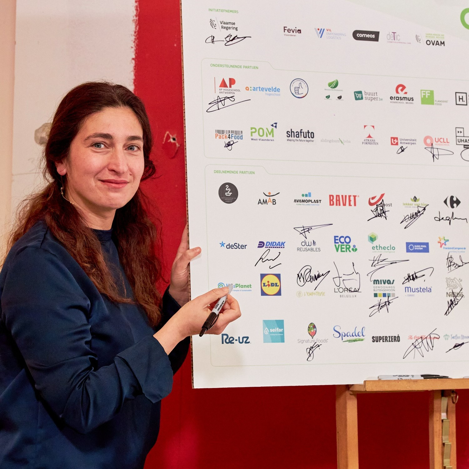 Zuhal Demir bij ondertekening Green Deal Anders Verpakt