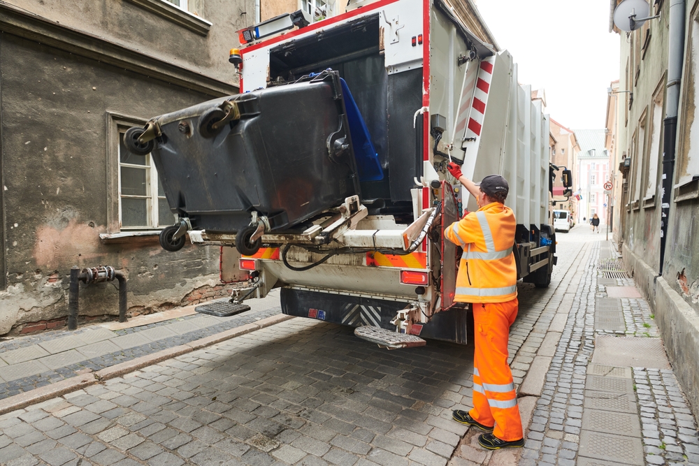 Uitkieperen zwarte rolcontainer