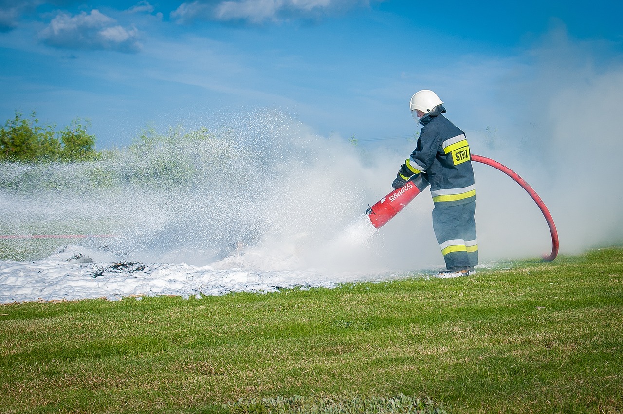 Brandweerman blust met blusschuim