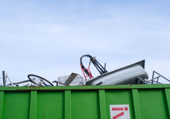 Container met ijzer, bestemd voor recyclage